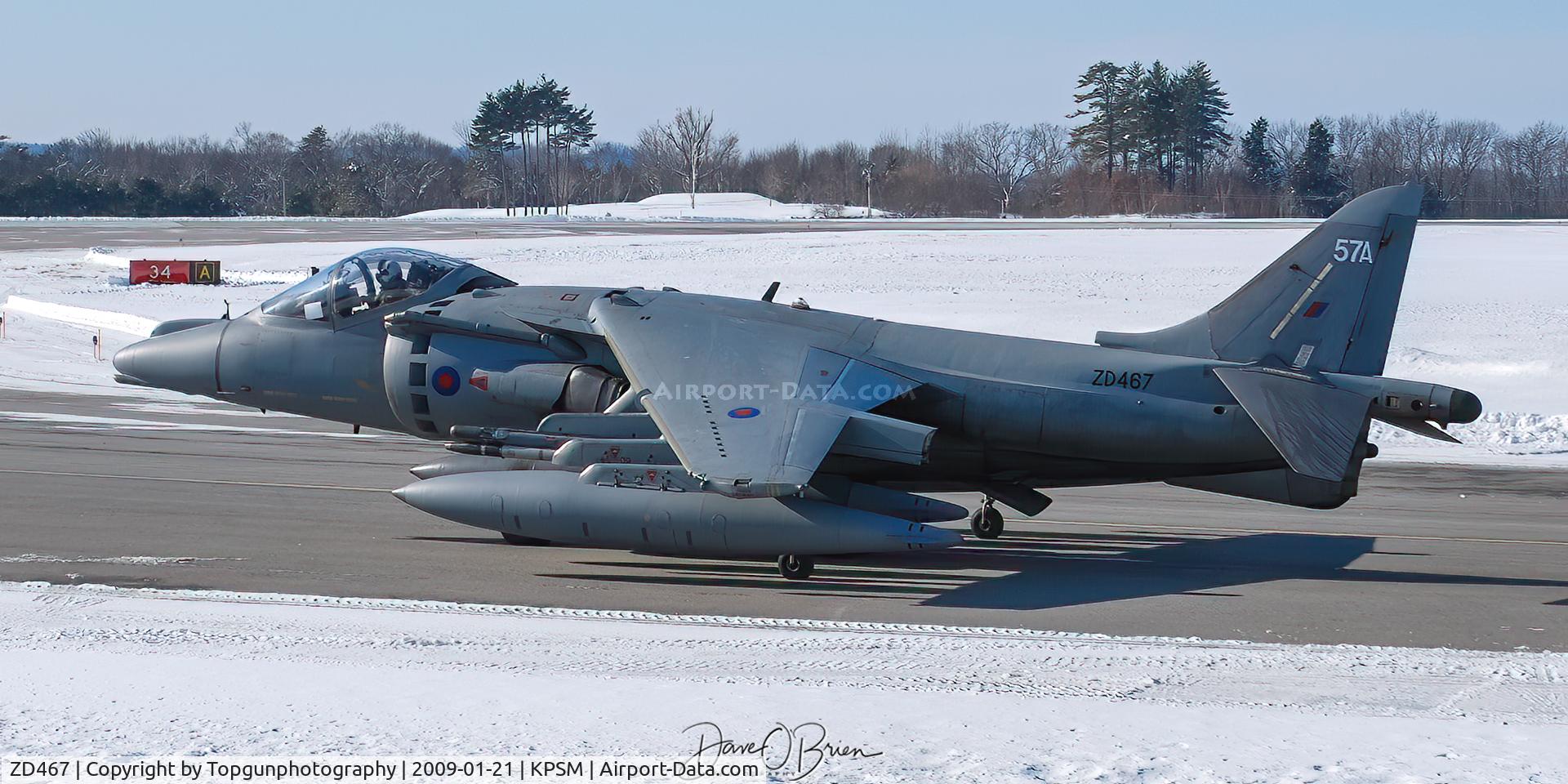 ZD467, 1990 British Aerospace Harrier GR.7 C/N P57, pulling up to RW34
