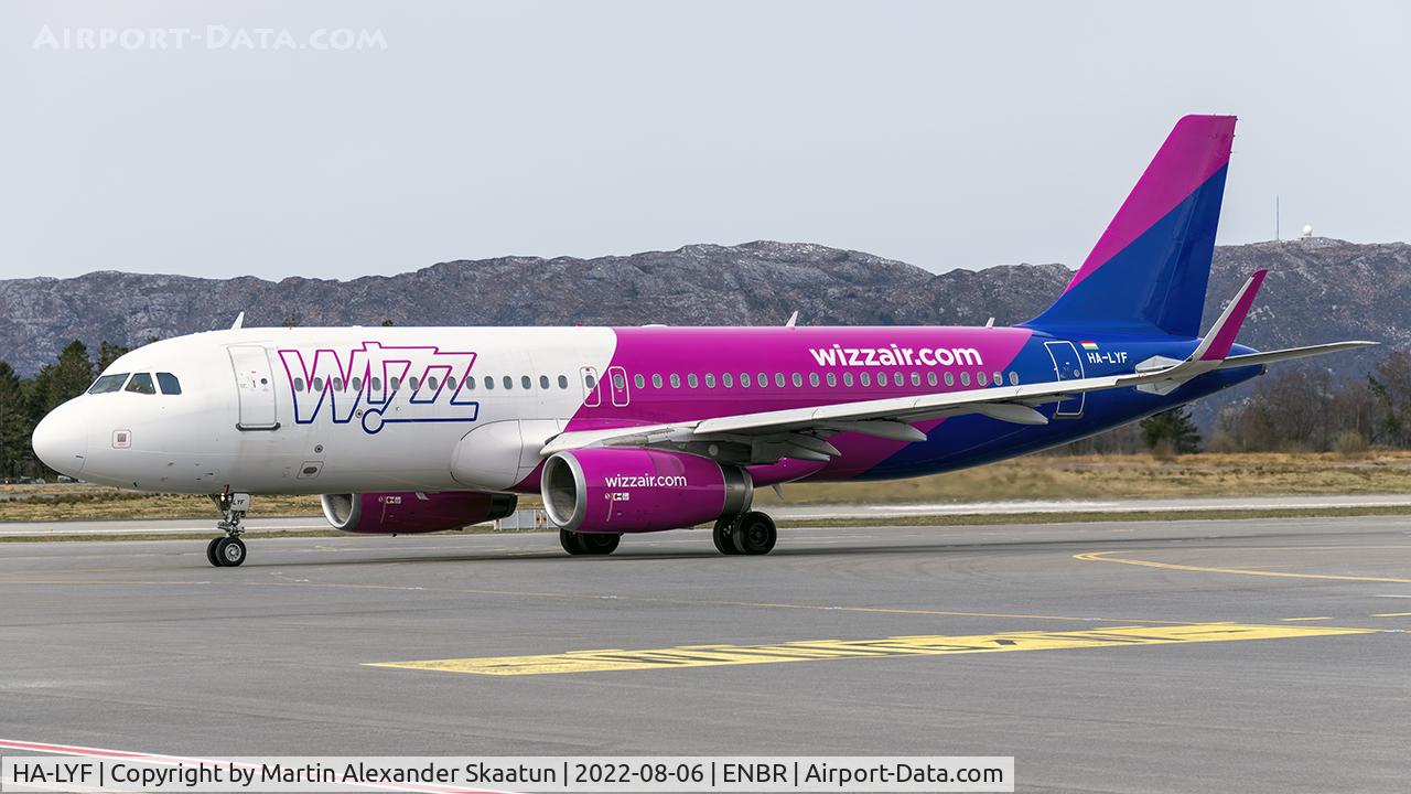 HA-LYF, 2014 Airbus A320-232 C/N 6195, Taxying.