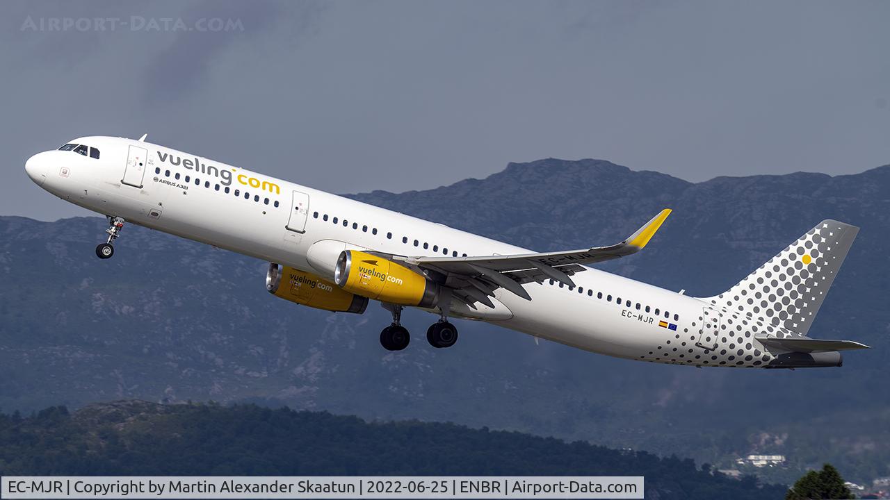 EC-MJR, 2016 Airbus A321-231 C/N 6933, T/O rwy. 17.
