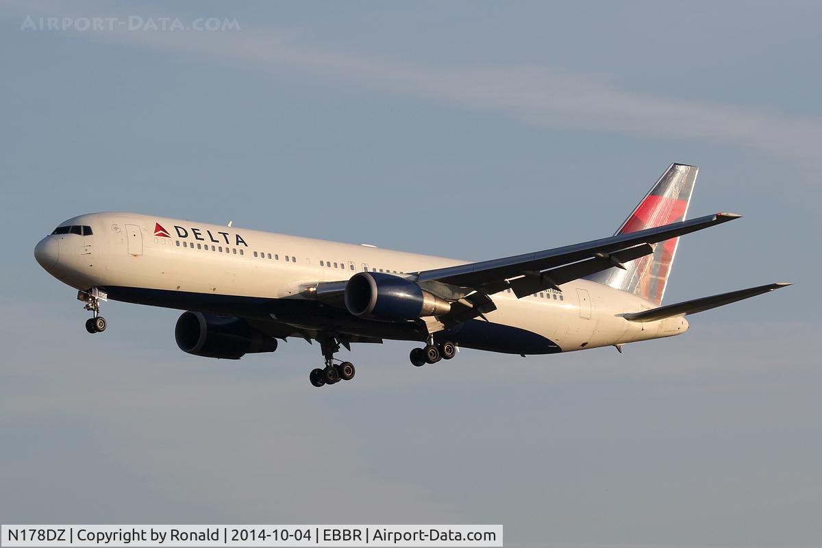 N178DZ, 2000 Boeing 767-332/ER C/N 30596, at bru