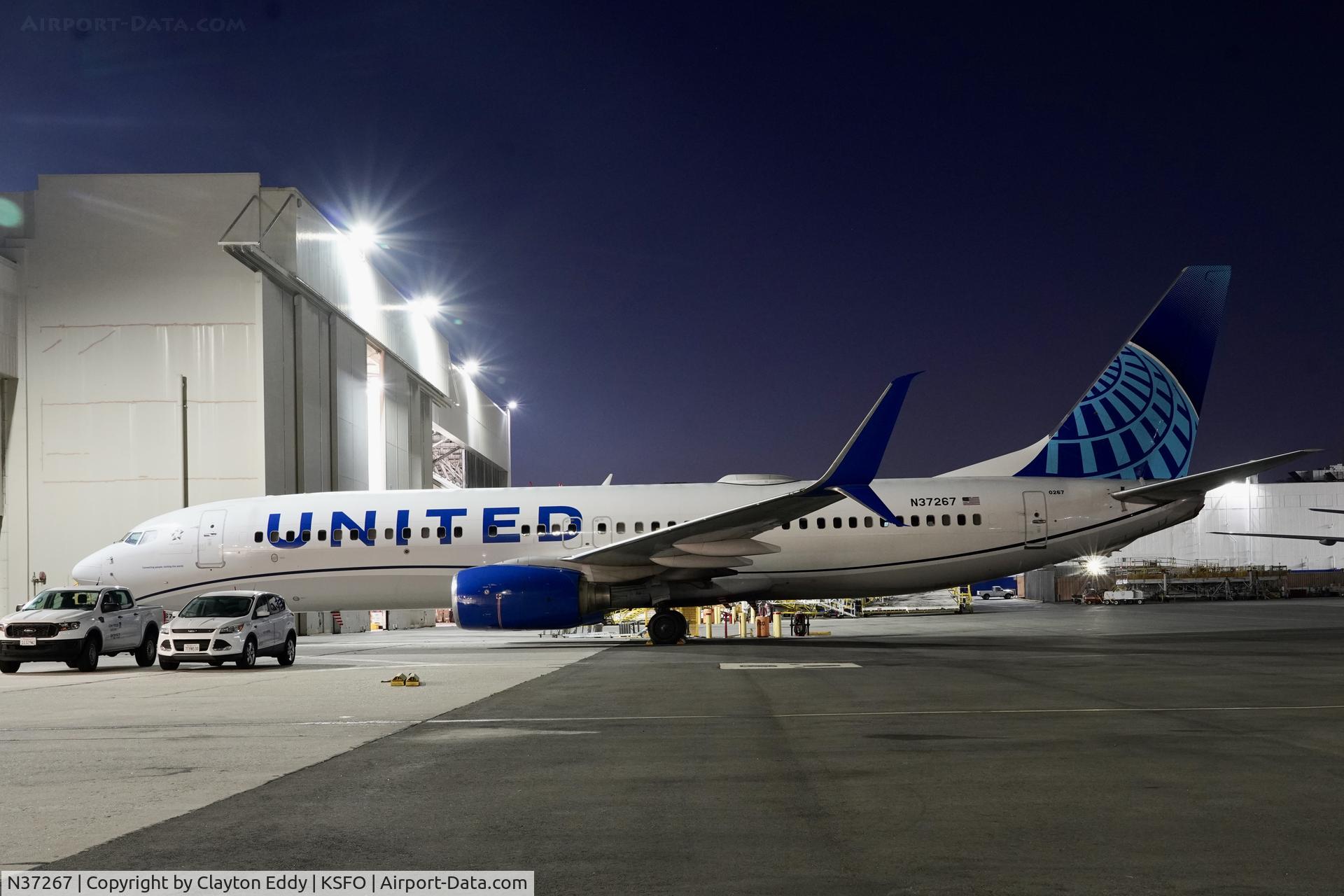 N37267, 2001 Boeing 737-824 C/N 31586, SFO 2022.