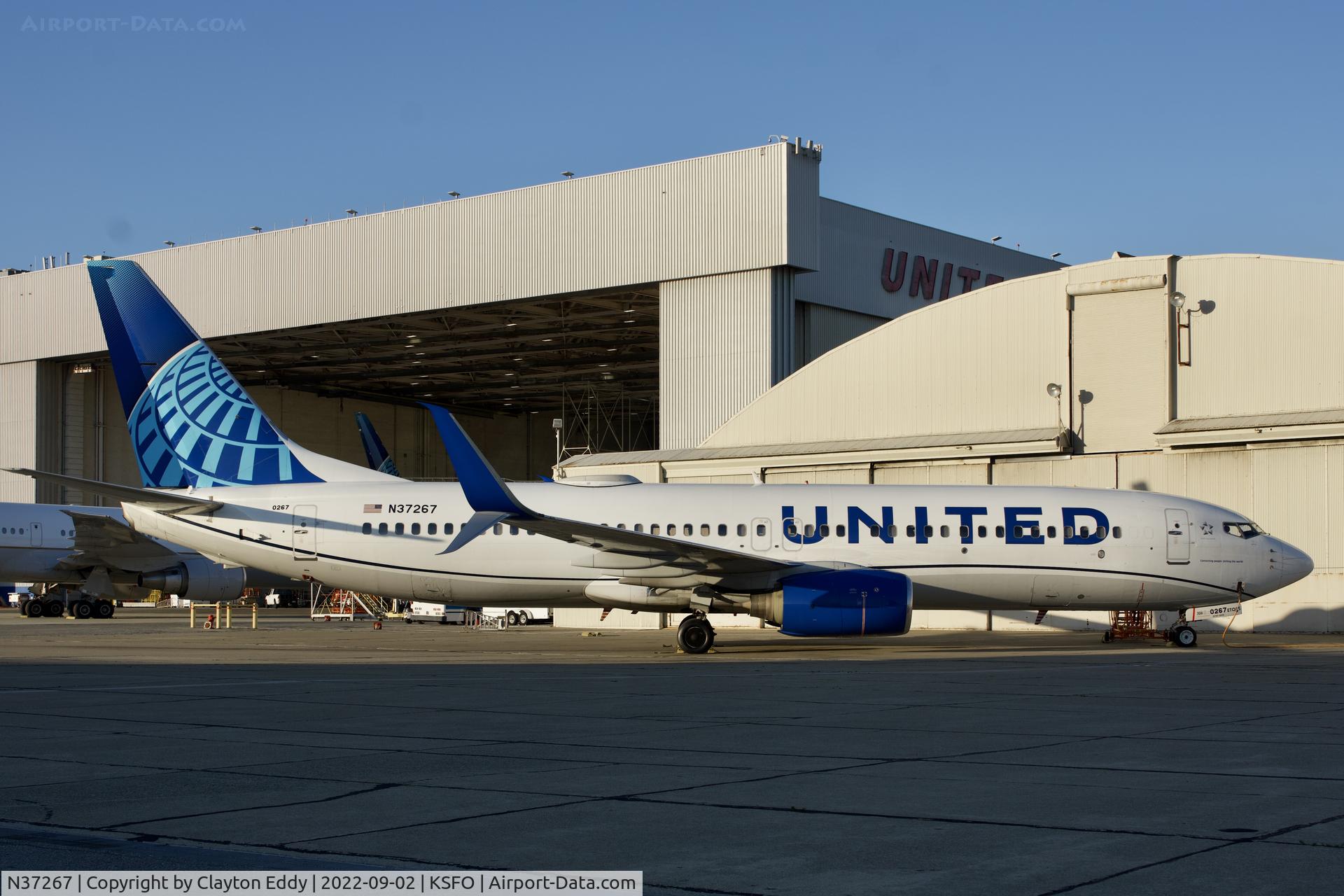 N37267, 2001 Boeing 737-824 C/N 31586, SFO 2022.