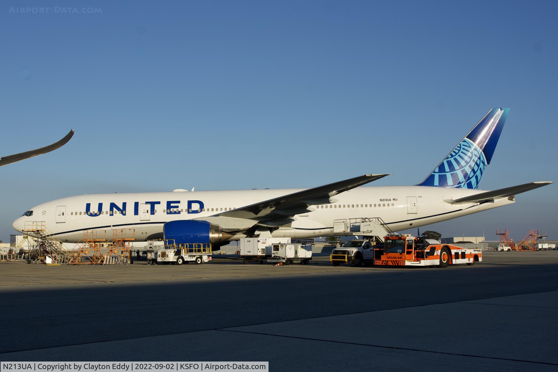 N213UA, 2000 Boeing 777-222 C/N 30219, SFO 2022.