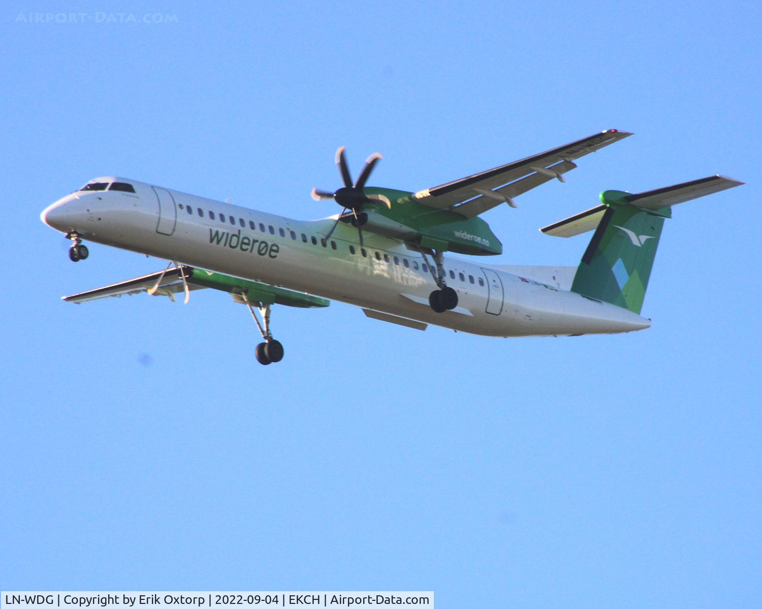 LN-WDG, 2009 Bombardier DHC-8-402 Dash 8 C/N 4266, LN-WDG landing rw 04R
