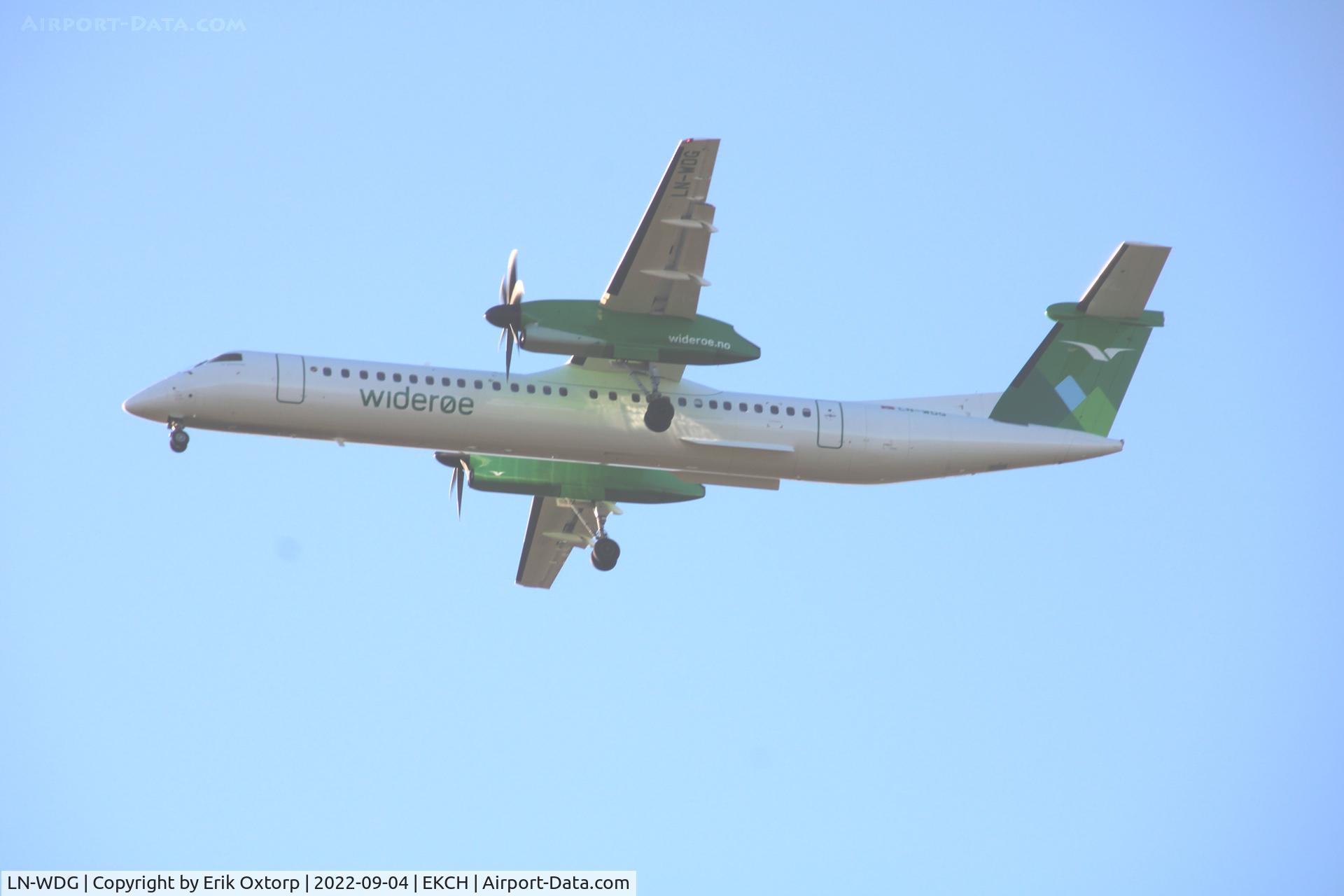 LN-WDG, 2009 Bombardier DHC-8-402 Dash 8 C/N 4266, LN-WDG landing rw 04R