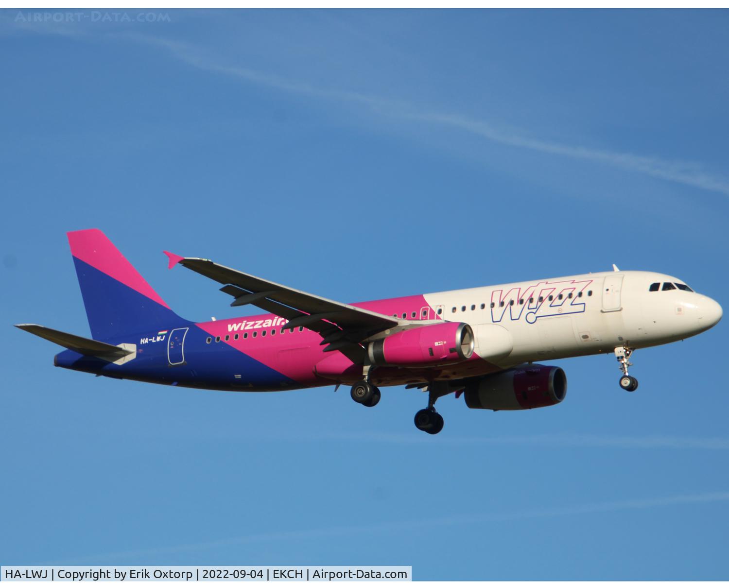 HA-LWJ, 2011 Airbus A320-232 C/N 4683, HA-LWJ landing rw 04L