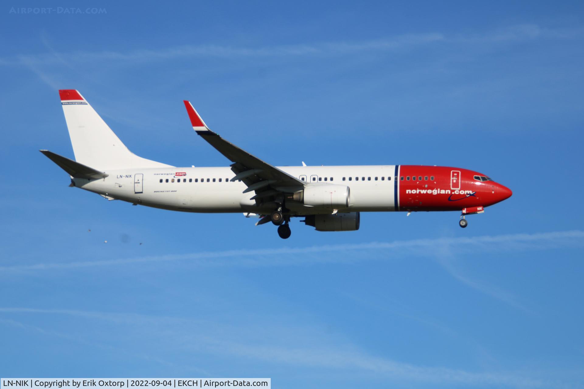 LN-NIK, 2010 Boeing 737-8FZ C/N 29659, LN-NIK landing rw 04L