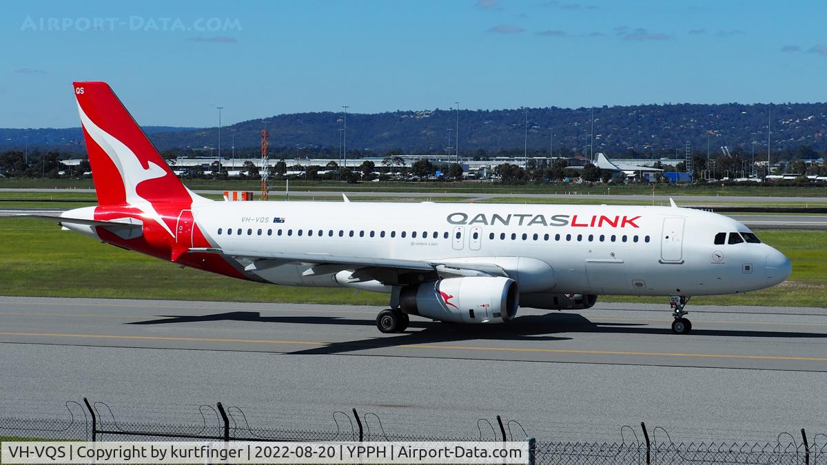 VH-VQS, 2005 Airbus A320-232 C/N 2515, A320-232 cn 2515. Qantaslink VH-VQS name Kangaroo Paw YPPH 20 August 2022