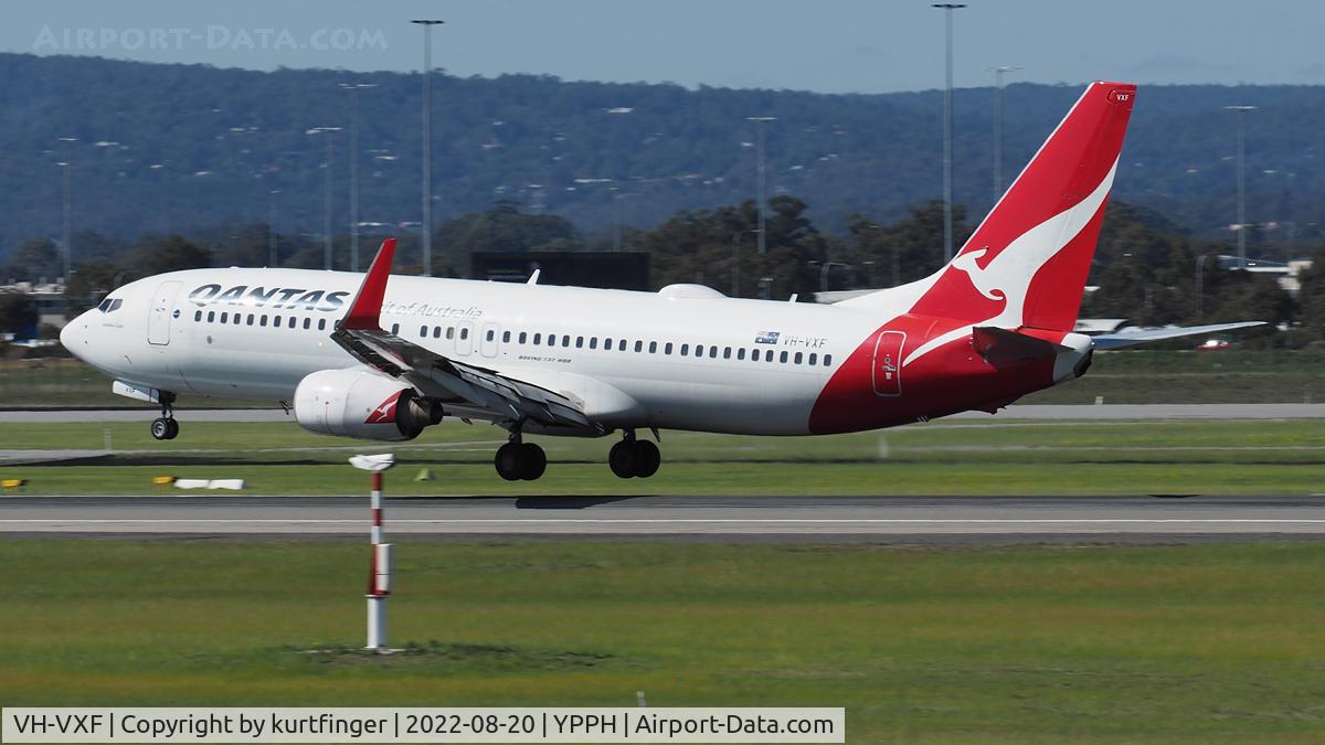 VH-VXF, 2001 Boeing 737-838 C/N 29553, Boeing 737-838 cn 296553-1096. Qantas VH-VXF name Sunshine Coast rwy 03 YPPH 20 August 82022