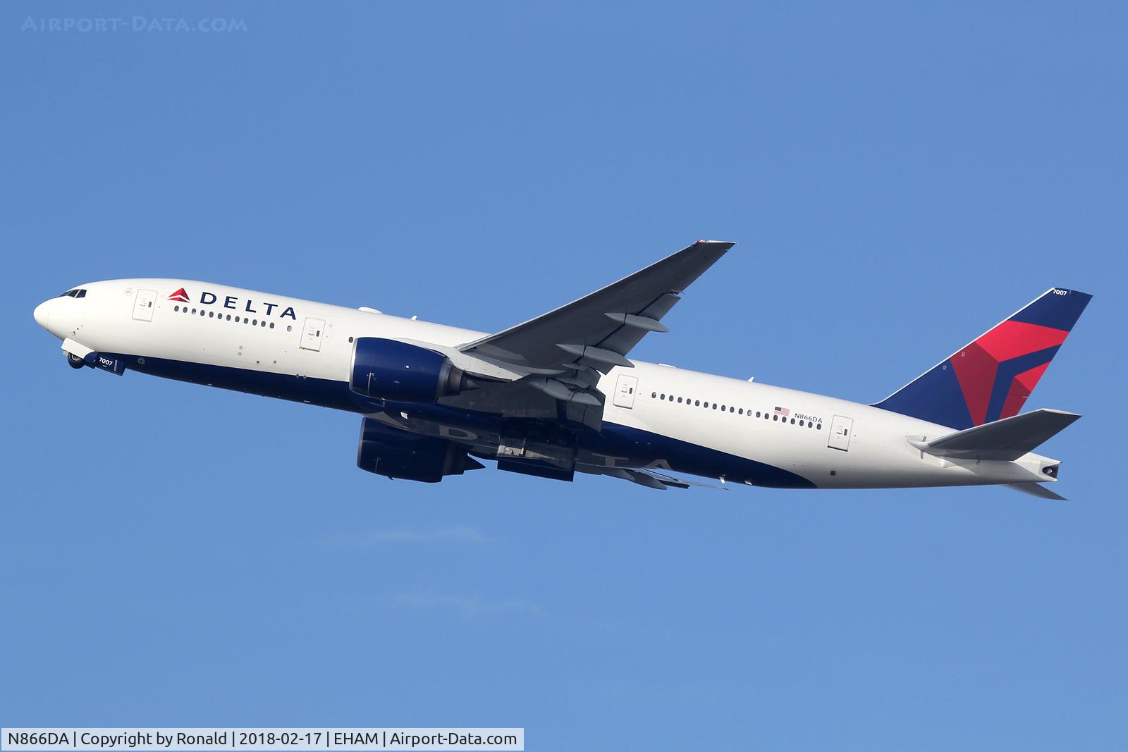 N866DA, 1999 Boeing 777-232ER C/N 29738, at spl