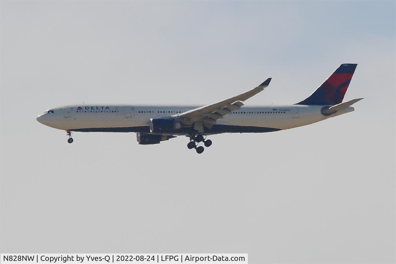 N828NW, 2016 Airbus A330-302 C/N 1720, Airbus A330-302, On final rwy 08R, Roissy Charles De Gaulle airport (LFPG-CDG)
