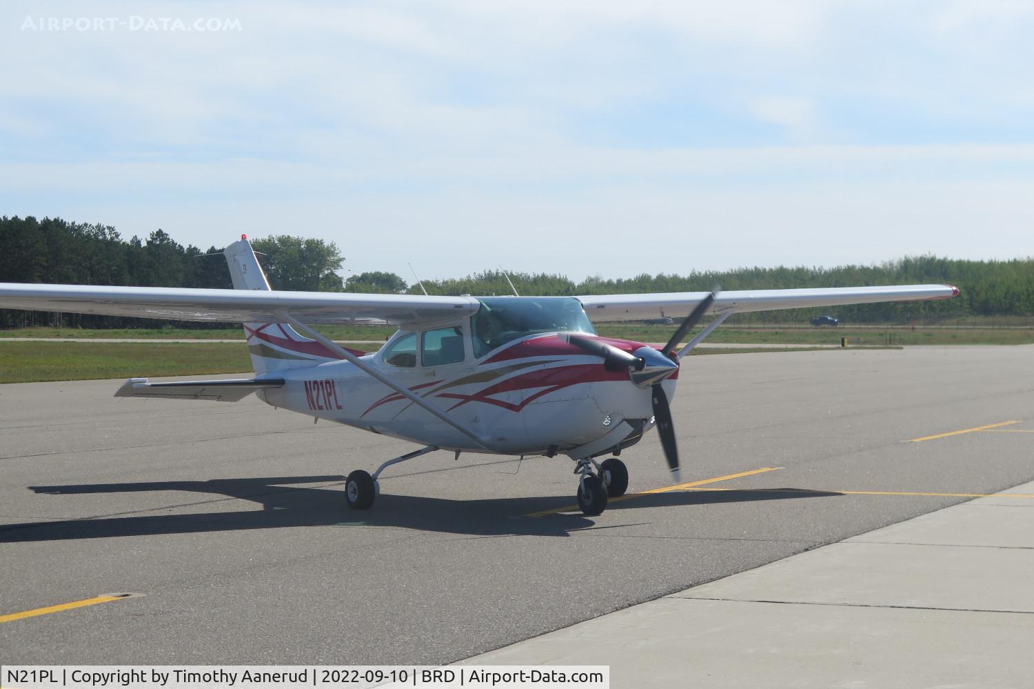 N21PL, 1984 Cessna R182 Skylane RG C/N R182-01983, 1984 Cessna R182, c/n: R18201983, Arriving at KBRD