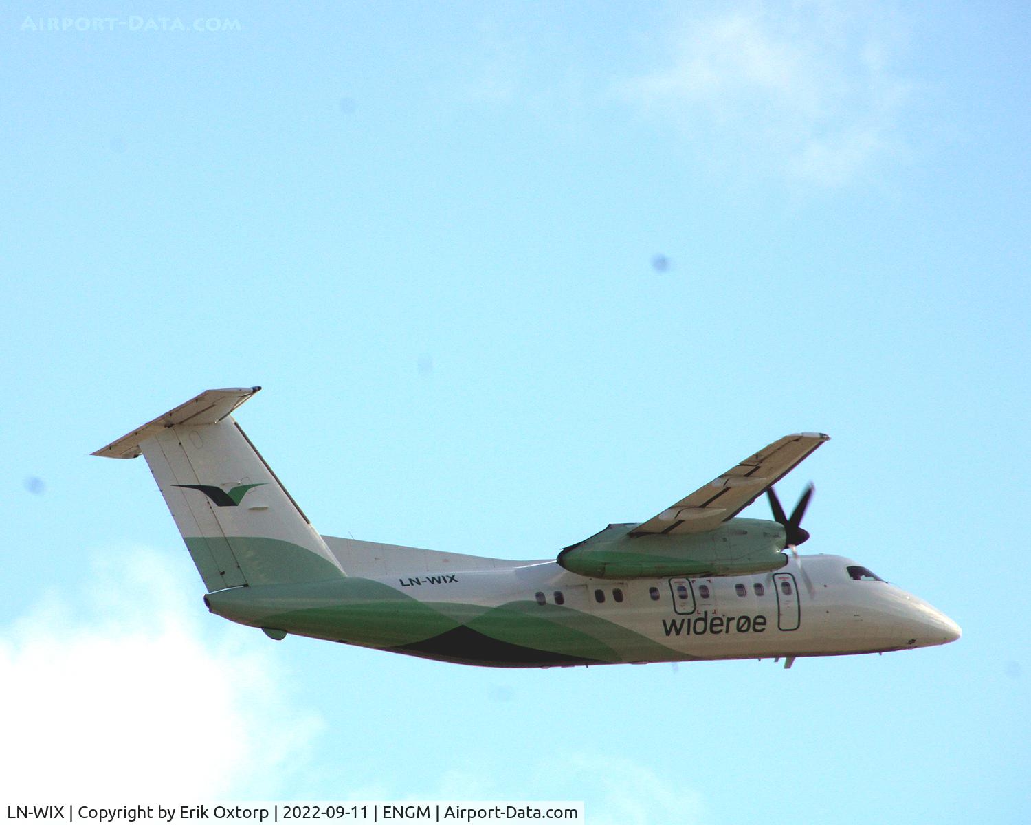 LN-WIX, 2003 De Havilland Canada DHC-8-103 Dash 8 Dash 8 C/N 593, LN-WIX in OSL