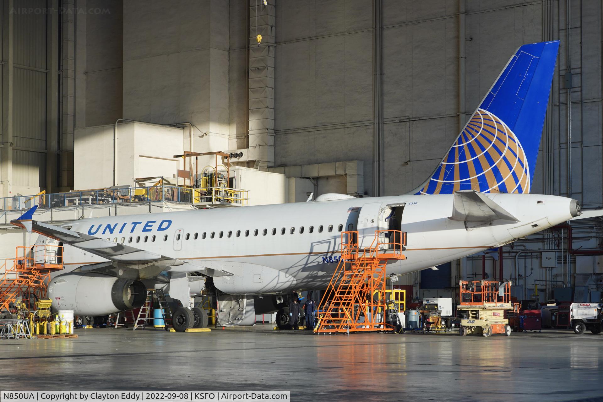 N850UA, 2002 Airbus A319-131 C/N 1653, SFO 2022.