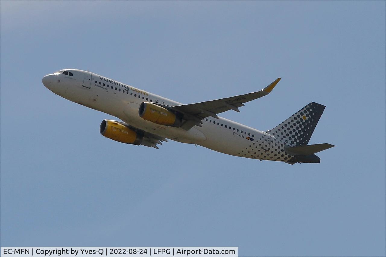 EC-MFN, 2015 Airbus A320-232 C/N 6594, Airbus A320-232, Take off rwy 08L, Roissy Charles De Gaulle airport (LFPG-CDG)