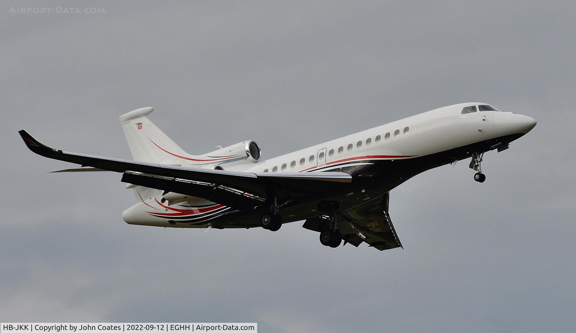 HB-JKK, 2017 Dassault Falcon 8X C/N 422, On approach to 08