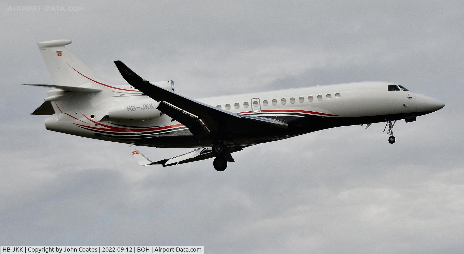 HB-JKK, 2017 Dassault Falcon 8X C/N 422, Final approach to 08