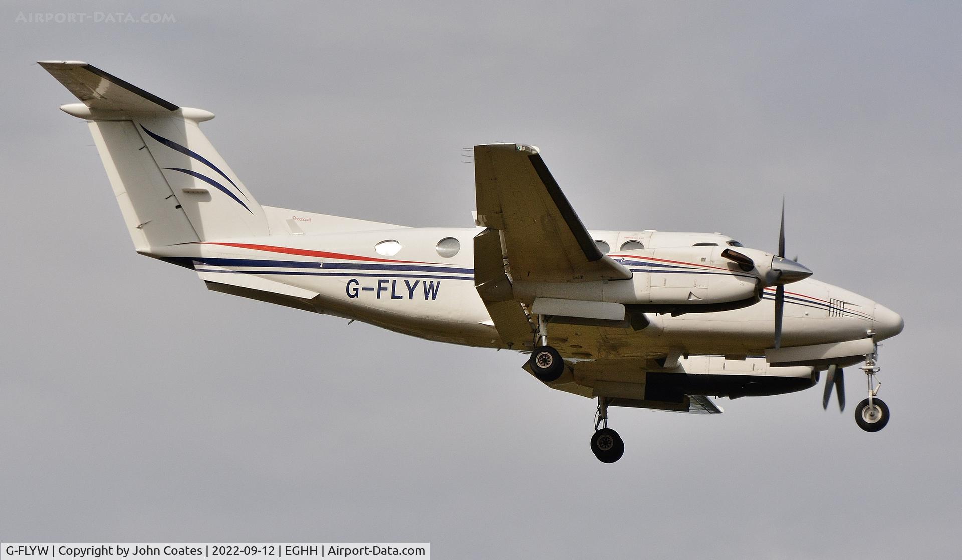G-FLYW, 1977 Beech 200 Super King Air C/N BB-209, Final approach to 08