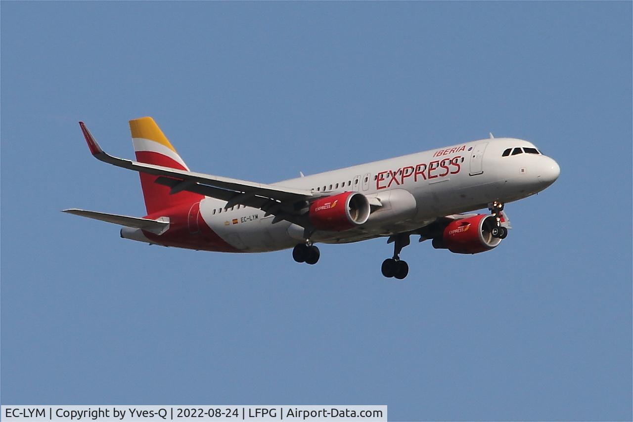EC-LYM, 2013 Airbus A320-216 C/N 5815, Airbus A320-216, Short approach rwy 09L, Roissy Charles De Gaulle airport (LFPG-CDG)