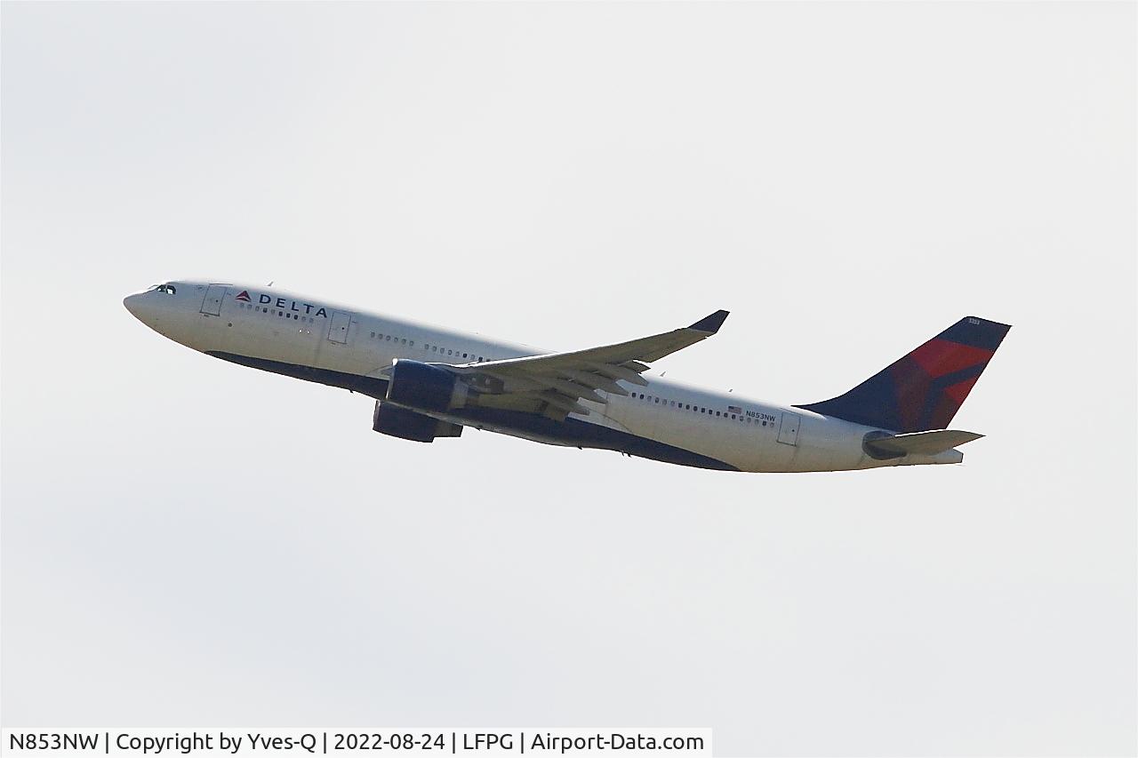 N853NW, 2004 Airbus A330-223 C/N 0618, Airbus A330-223, Climbing from rwy 08L, Roissy Charles De Gaulle airport (LFPG-CDG)