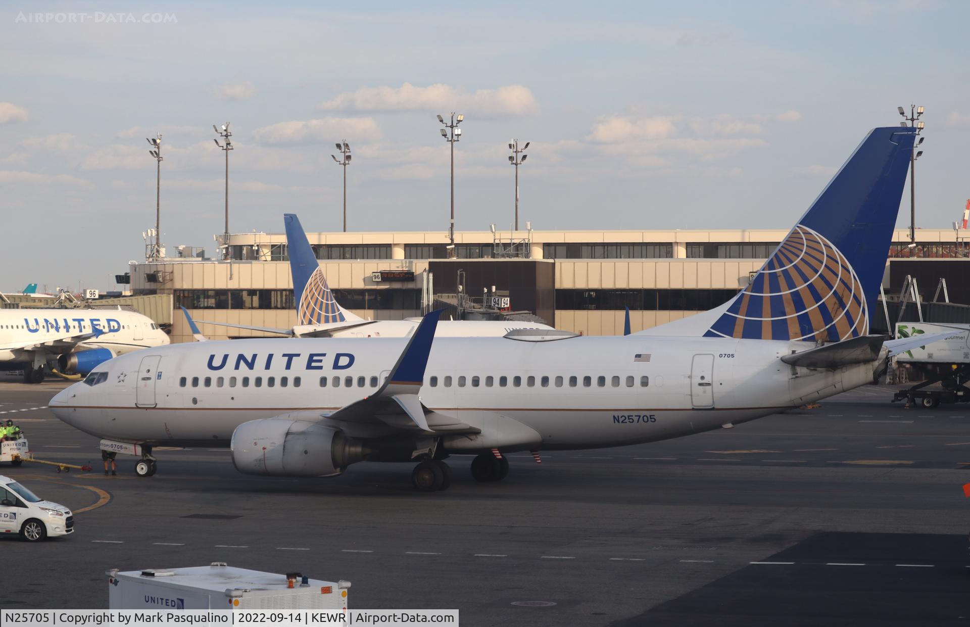 N25705, 1998 Boeing 737-724 C/N 28766, Boeing 737-724