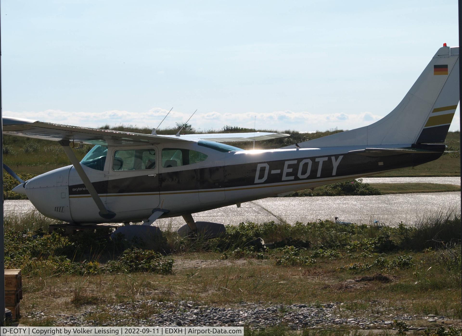 D-EOTY, 1977 Reims F182Q Skylane C/N F18200052, parking