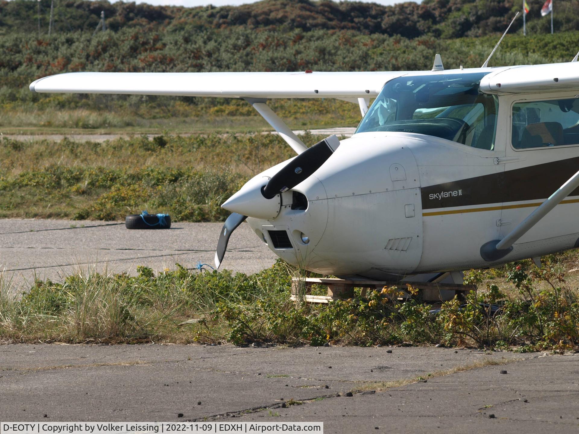 D-EOTY, 1977 Reims F182Q Skylane C/N F18200052, Frontwheel and prop damaged
