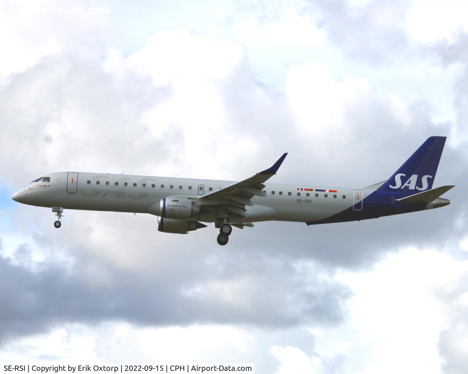 SE-RSI, 2007 Embraer 195LR (ERJ-190-200LR) C/N 19000104, SE-RSI landing rw 22L