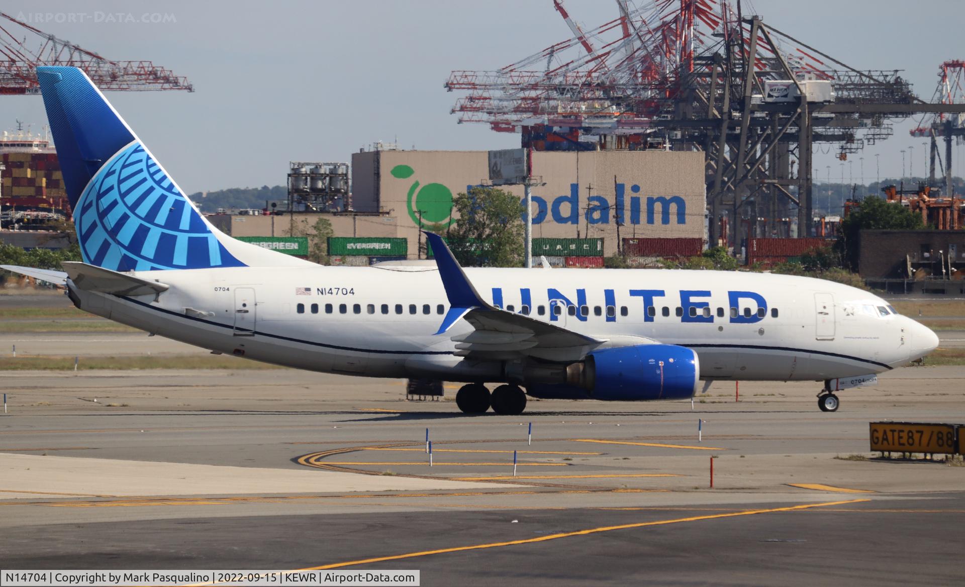 N14704, 1998 Boeing 737-724 C/N 28765, Boeing 737-724