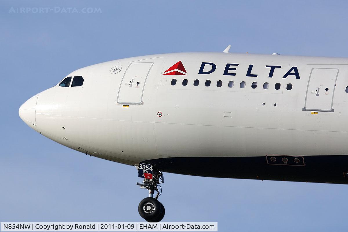 N854NW, 2004 Airbus A330-223 C/N 0620, at spl