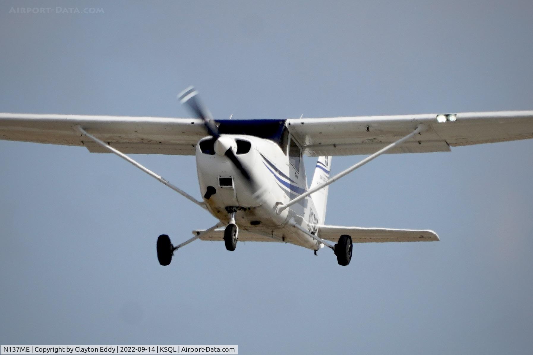 N137ME, 2000 Cessna 172S C/N 172S8420, San Carlos Airport in California 2022.