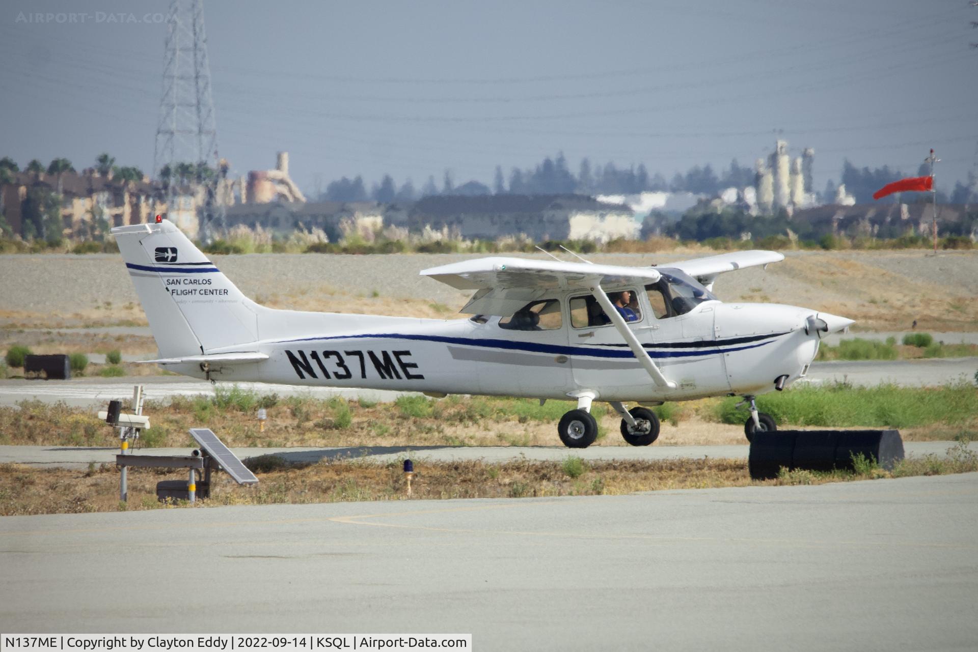 N137ME, 2000 Cessna 172S C/N 172S8420, San Carlos Airport in California 2022.