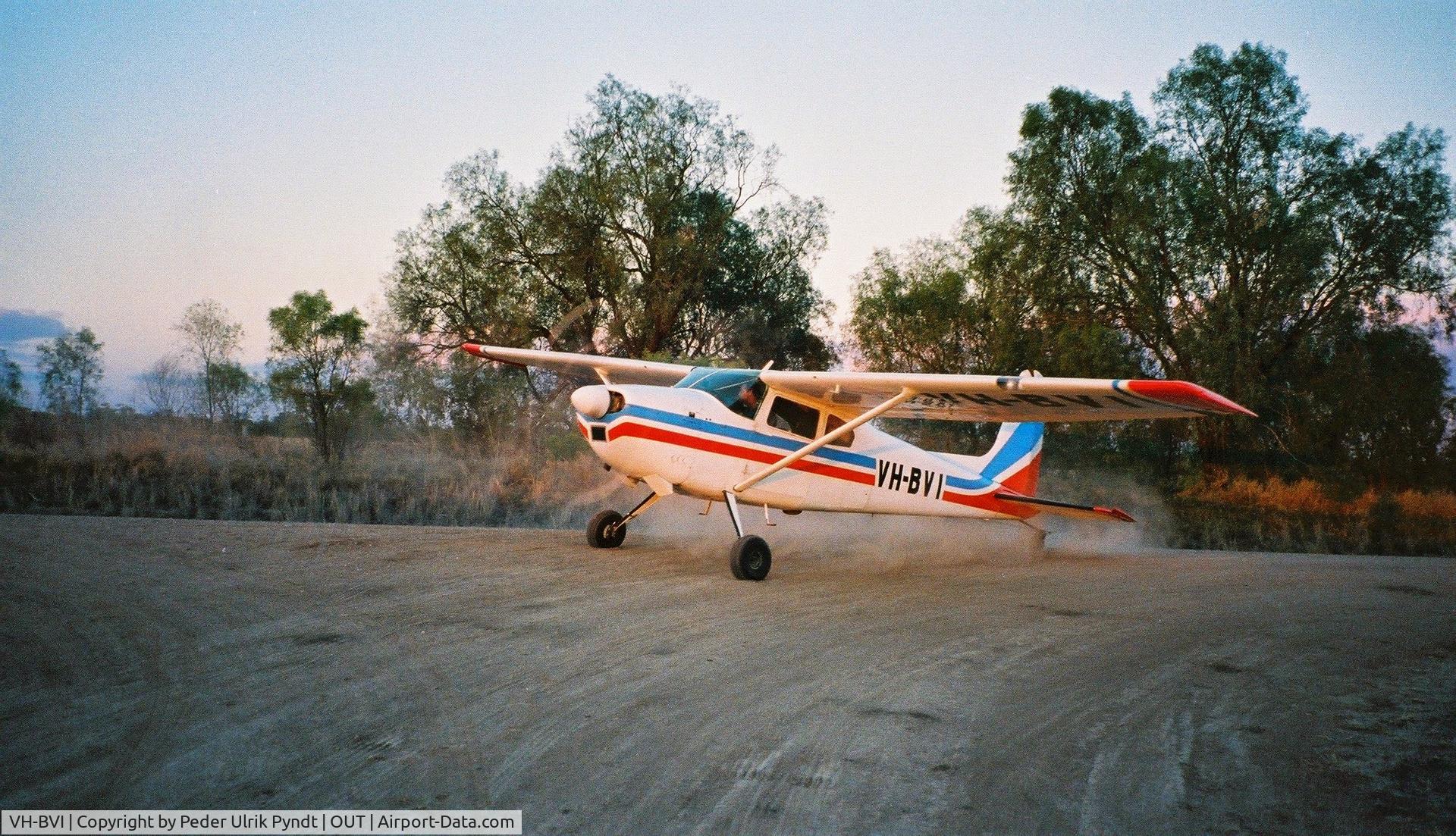 VH-BVI, 1961 Cessna 180C C/N 50752, Landing på markvej efter luft såning af græsfrø