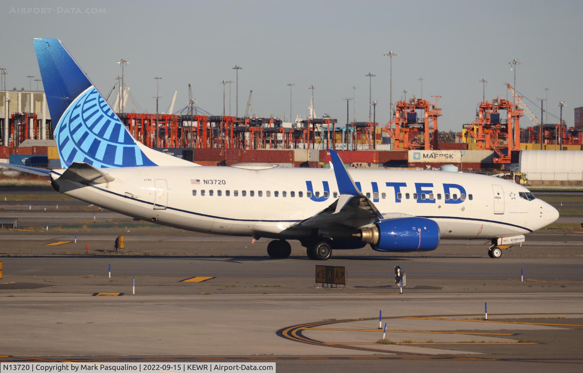 N13720, 1999 Boeing 737-724 C/N 28939, Boeing 737-724