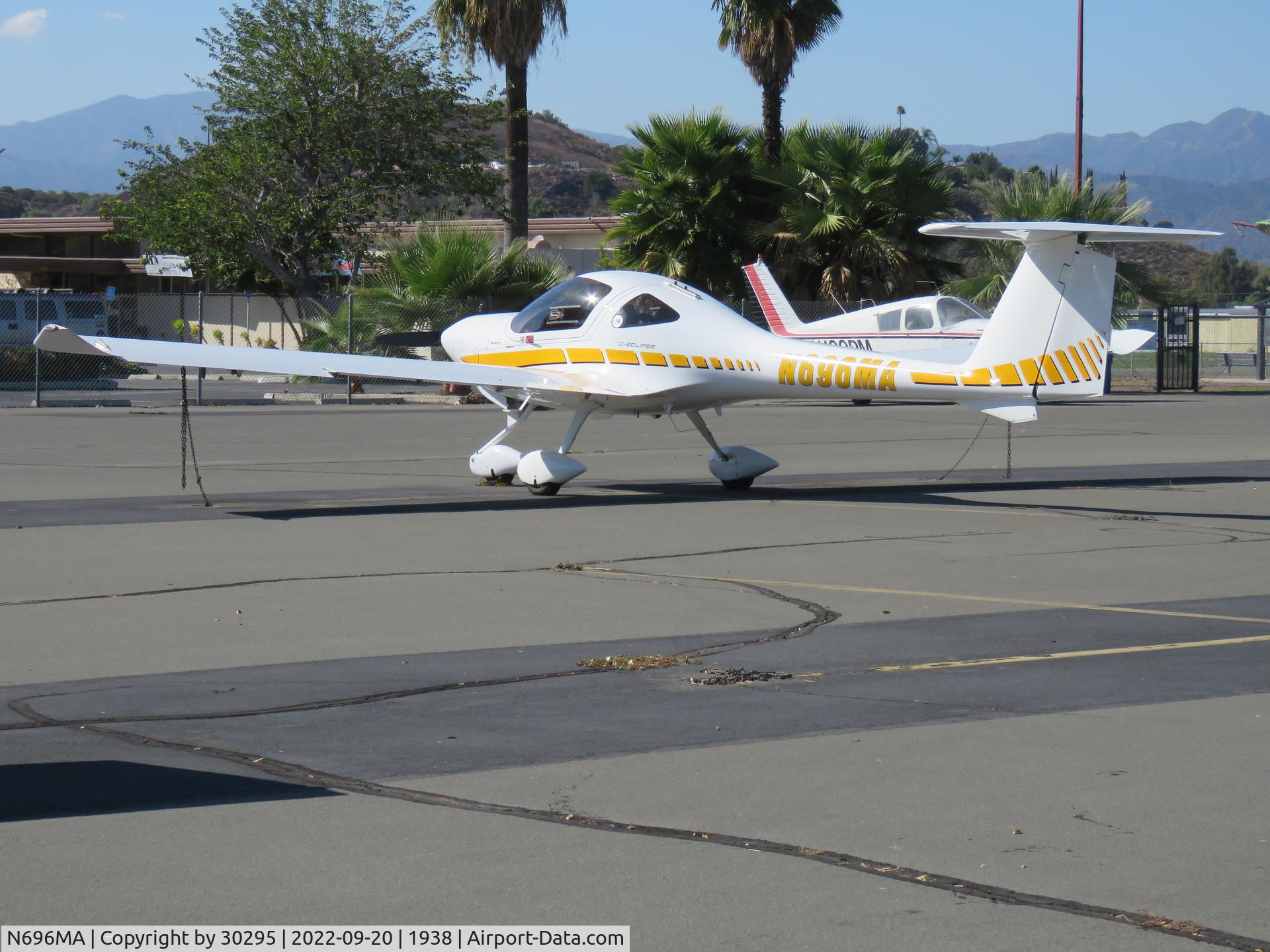N696MA, 2004 Diamond DA-20-C1 C/N C0296, Parked