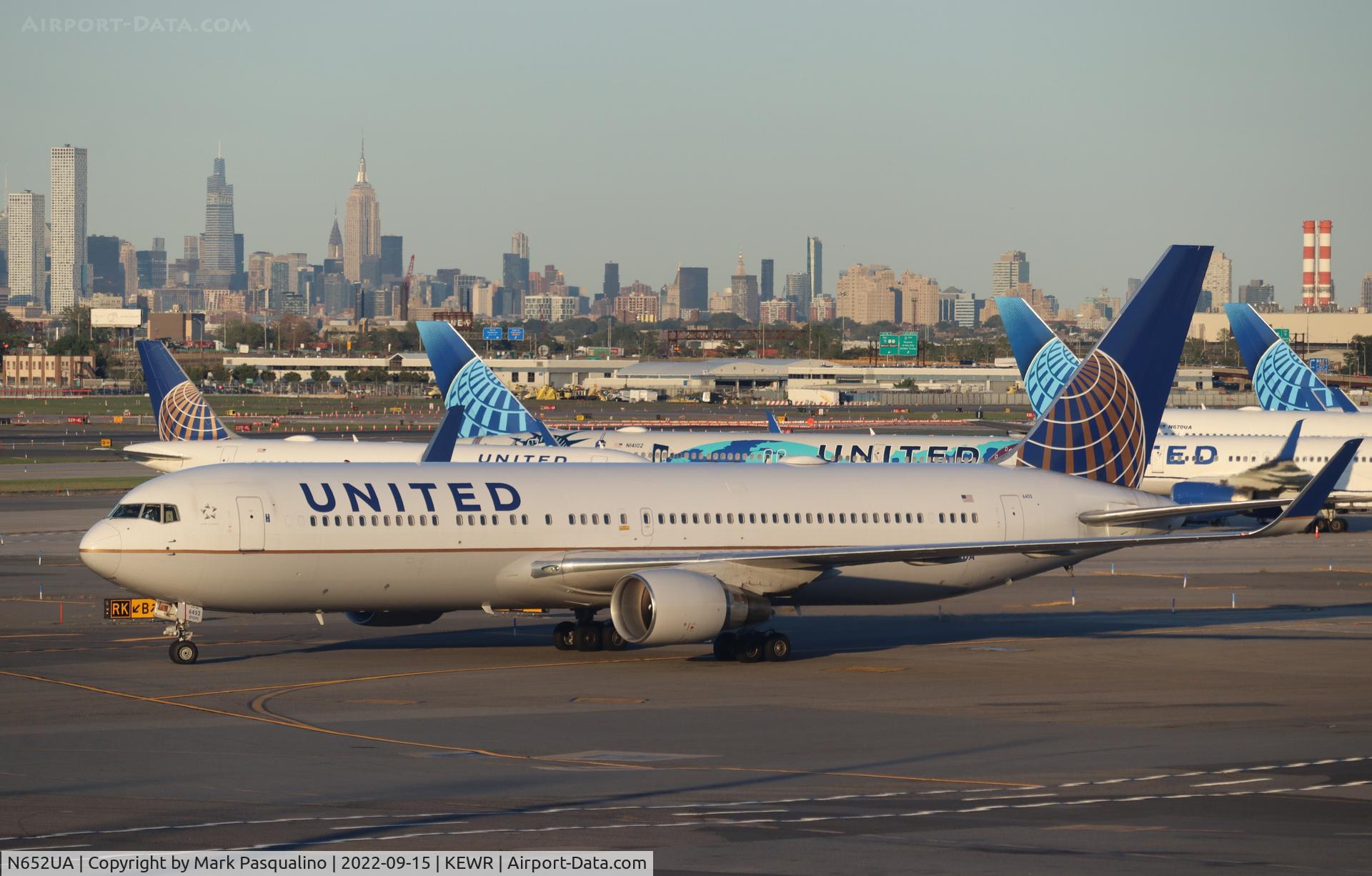 N652UA, 1992 Boeing 767-322 C/N 25390, Boeing 767-322
