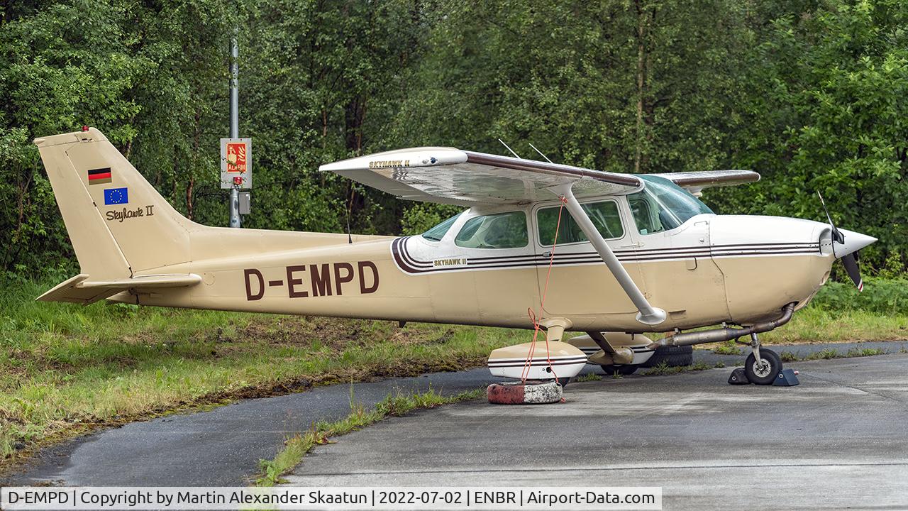 D-EMPD, Cessna 172N C/N 17273543, Parked.
