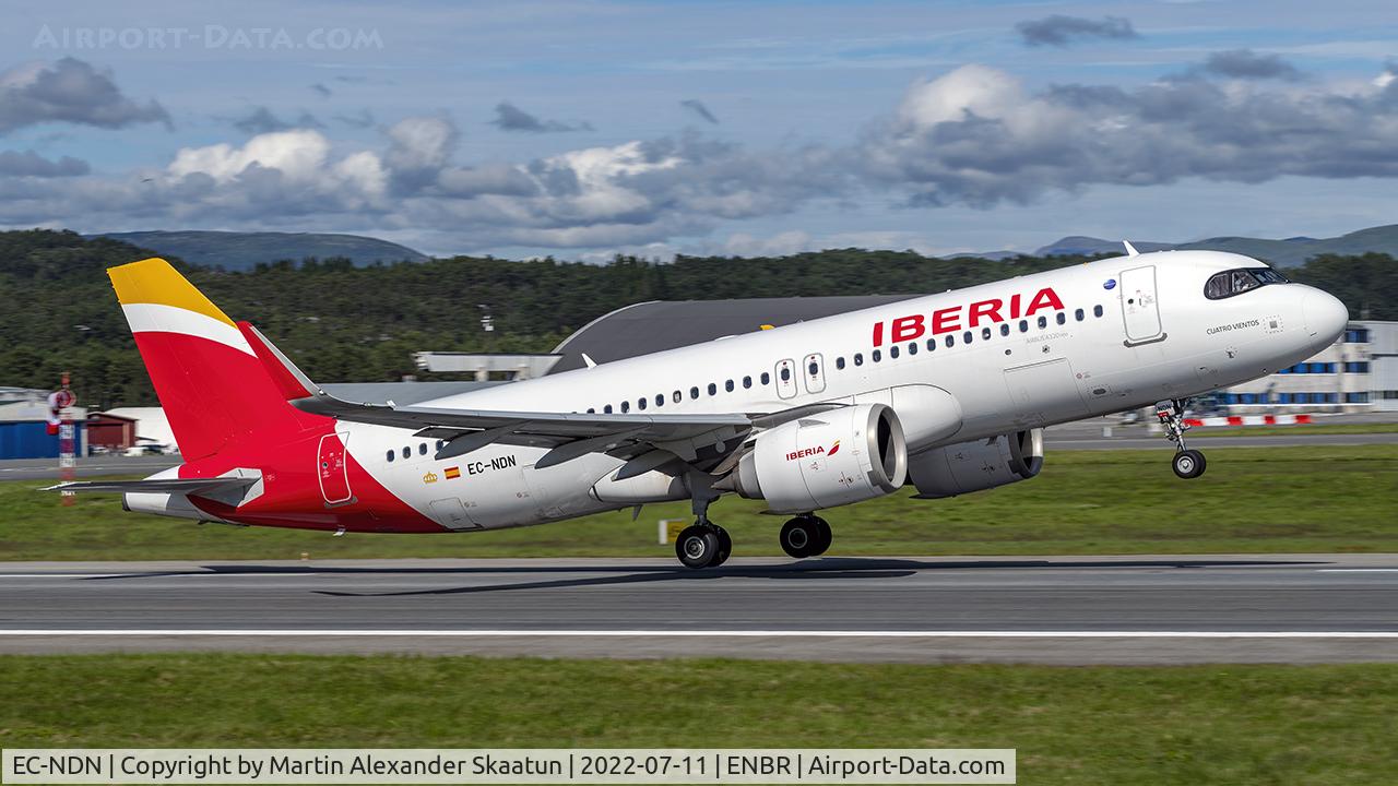 EC-NDN, 2019 Airbus A320-251N C/N 8939, T/O rwy. 17.