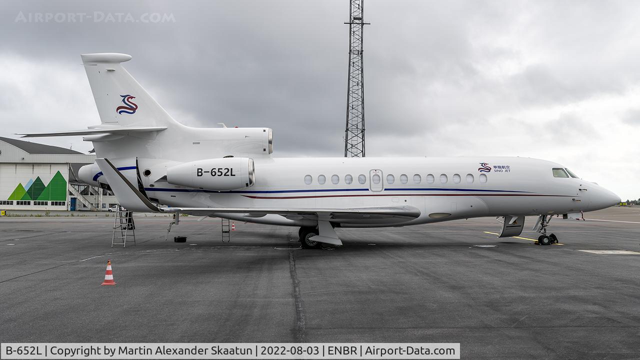 B-652L, 2010 Dassault 7X C/N 97, Parked.