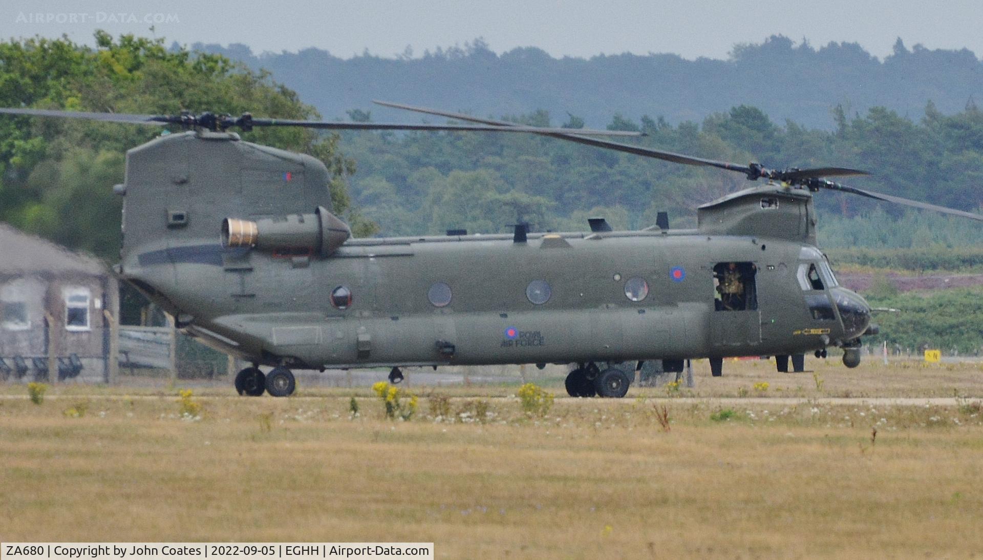 ZA680, Boeing Vertol Chinook HC.2 C/N M/A011/B-828/M7024, Display aircraft soon to depart