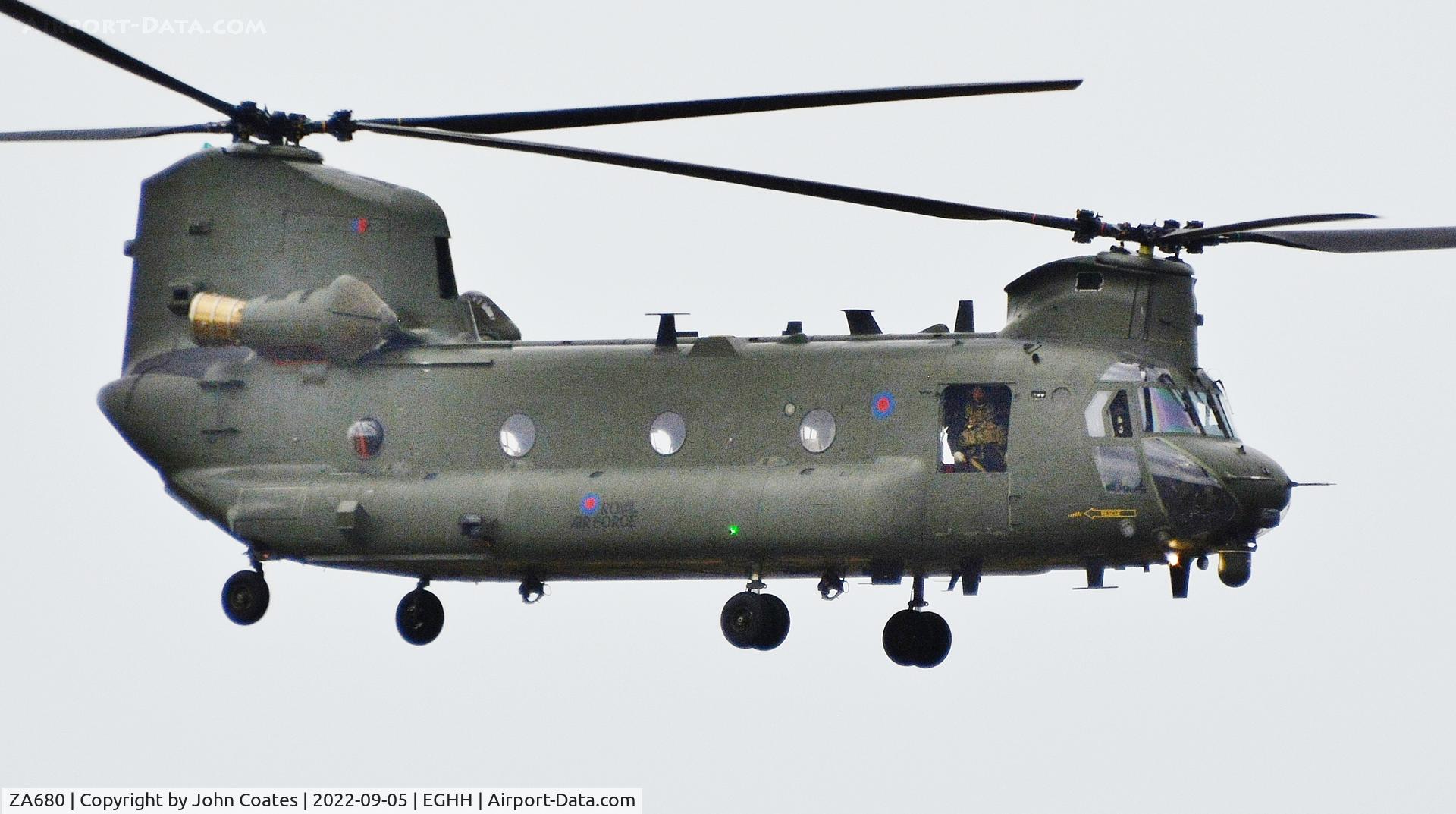 ZA680, Boeing Vertol Chinook HC.2 C/N M/A011/B-828/M7024, Display aircraft departing