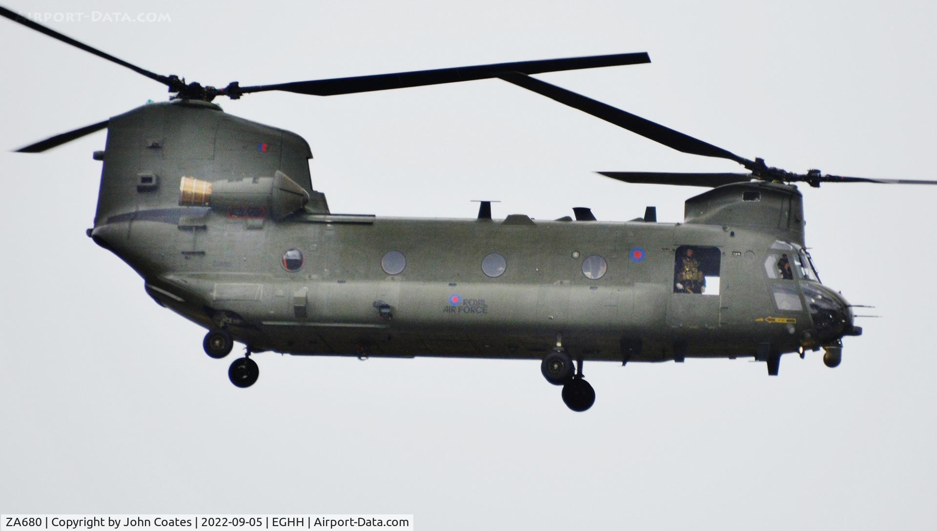 ZA680, Boeing Vertol Chinook HC.2 C/N M/A011/B-828/M7024, Departing off 26
