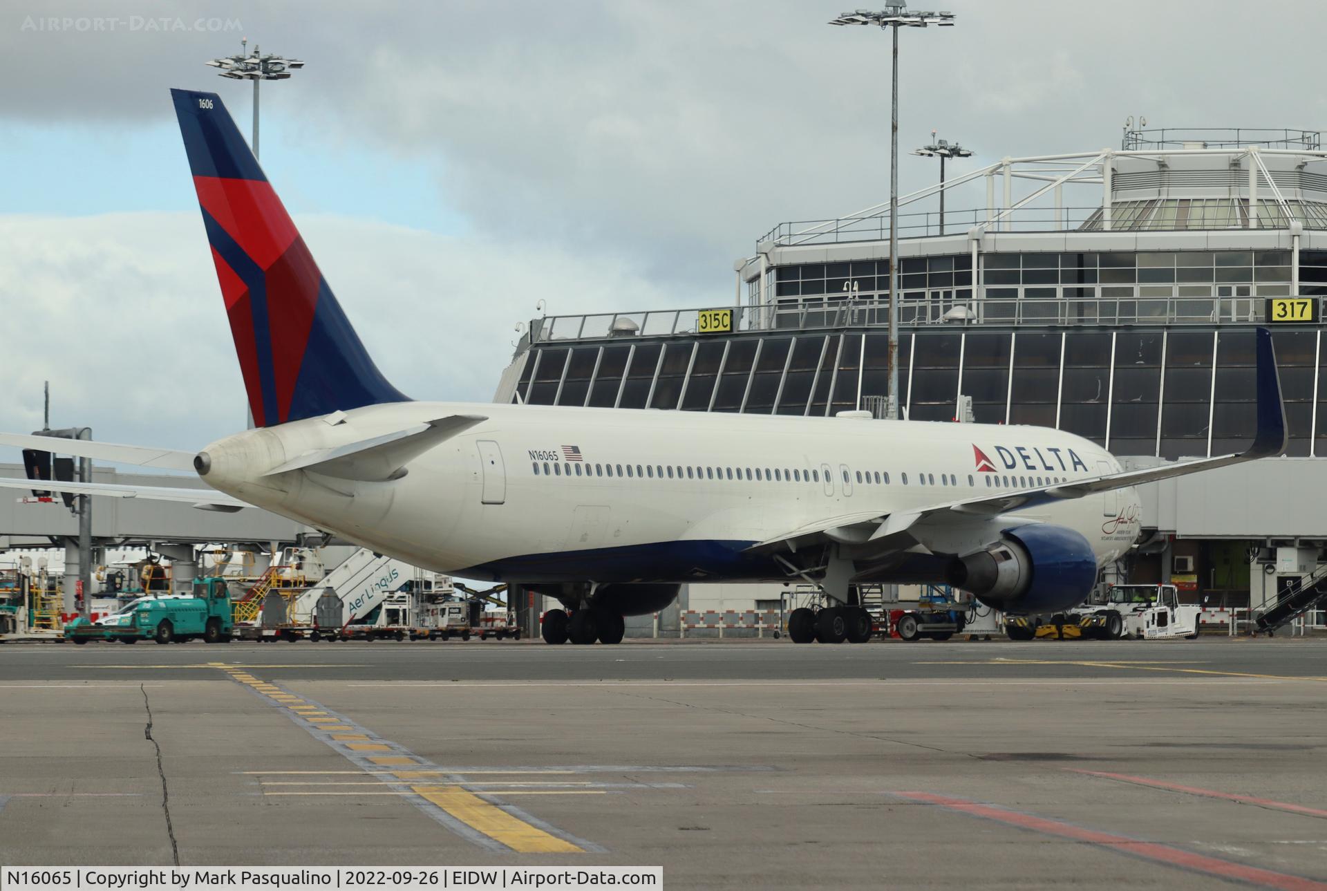 N16065, 1999 Boeing 767-332 C/N 30199, Boeing 767-332