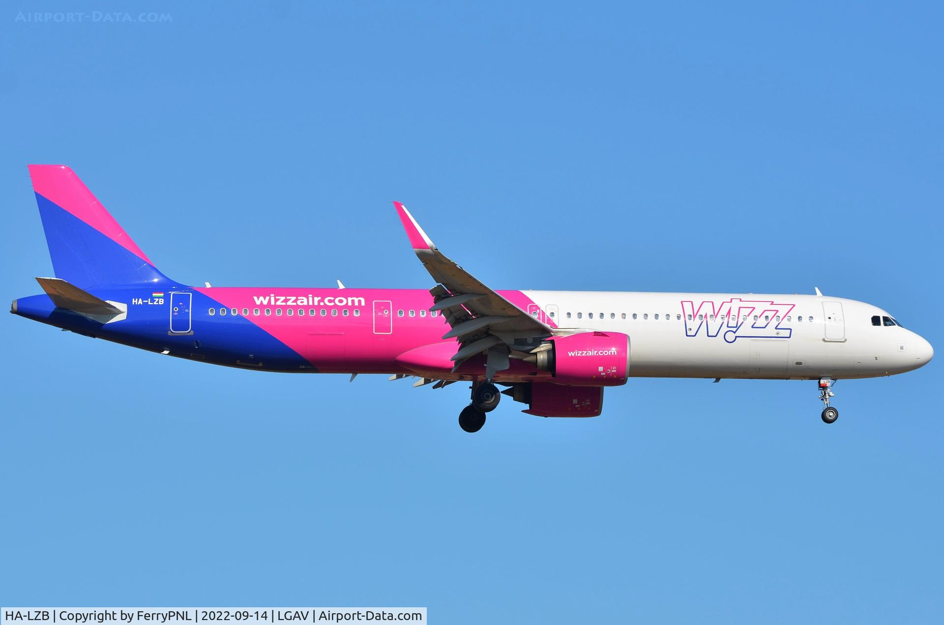HA-LZB, 2021 Airbus A321-271NX C/N 10460, Wizzair A321N on short final