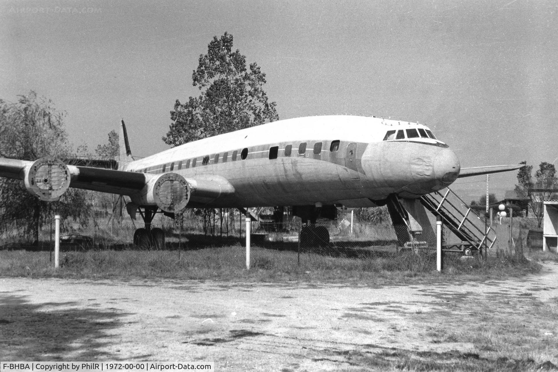 F-BHBA, 1955 Lockheed L-1049G Super Constellation C/N 4620, 1955 built and derelict by a French roadside c1972