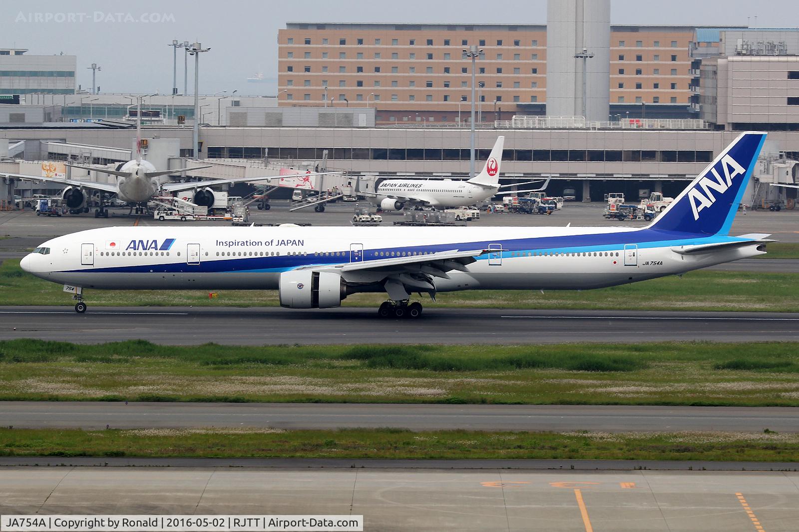 JA754A, 1998 Boeing 777-381 C/N 27939, at hnd
