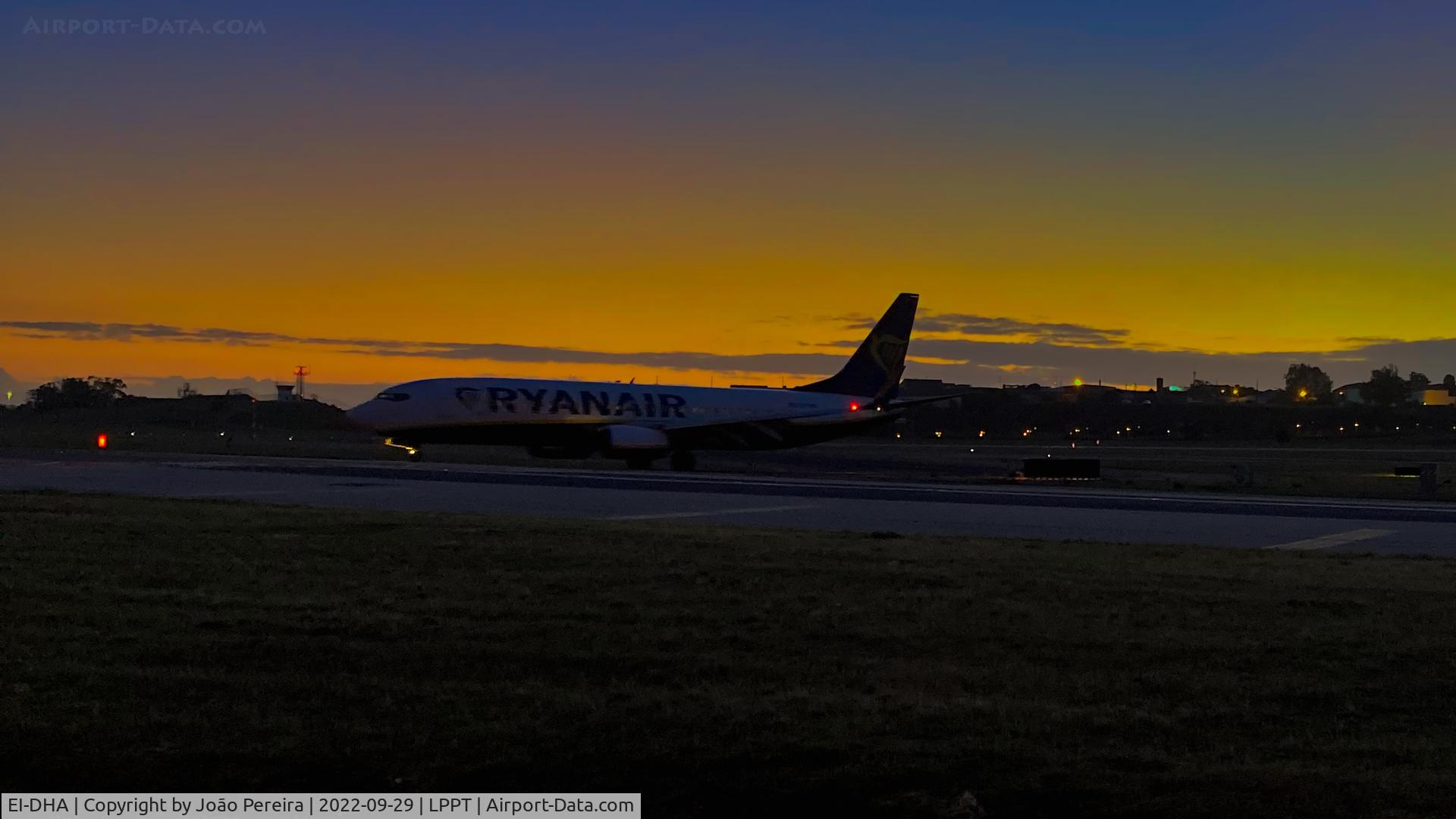 EI-DHA, 2005 Boeing 737-8AS C/N 33571, Ryanair B738 at LPPT