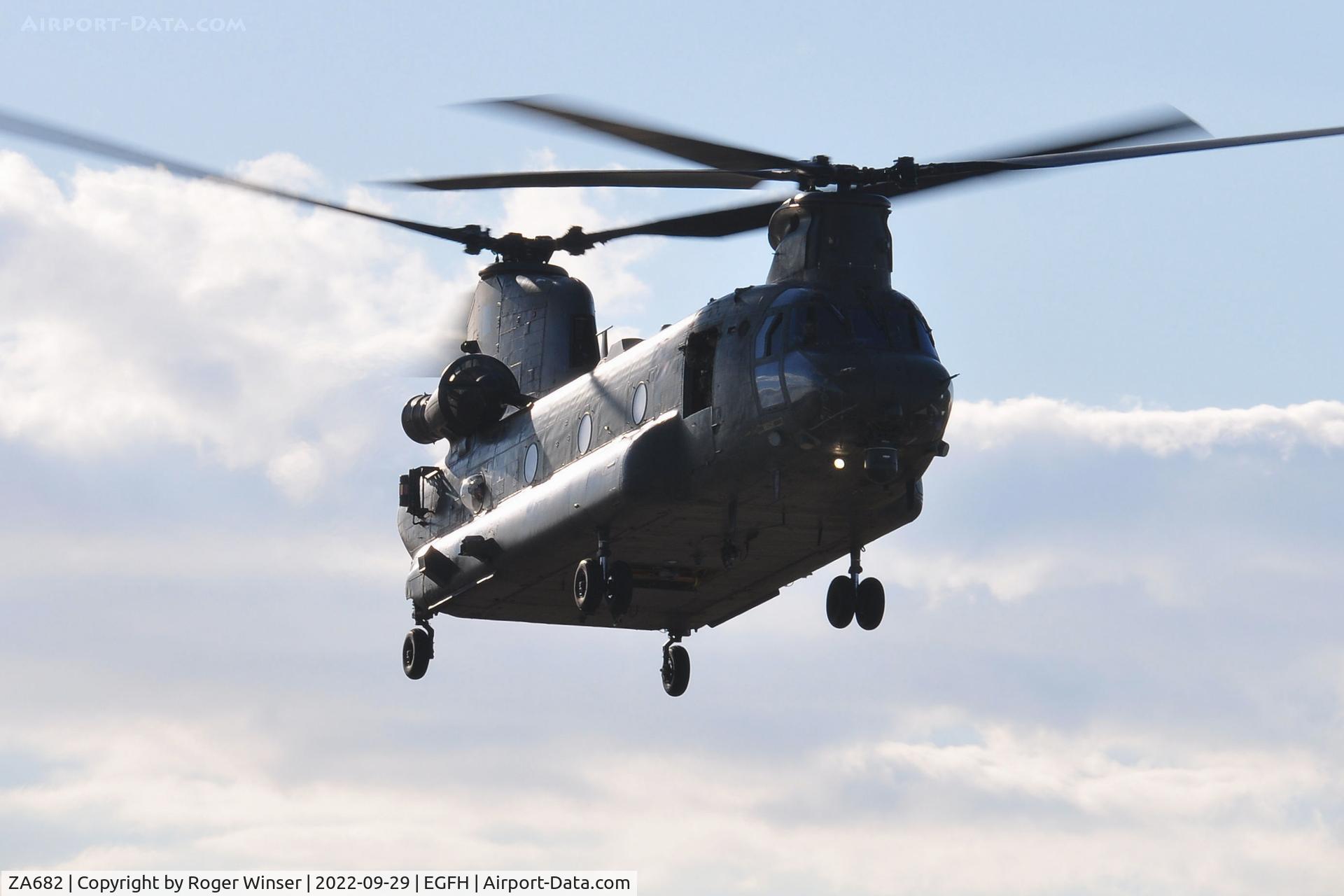 ZA682, Boeing Vertol Chinook HC.6A C/N MA013/M7008, RAF Chinook HC.6A arriving Runway 04.