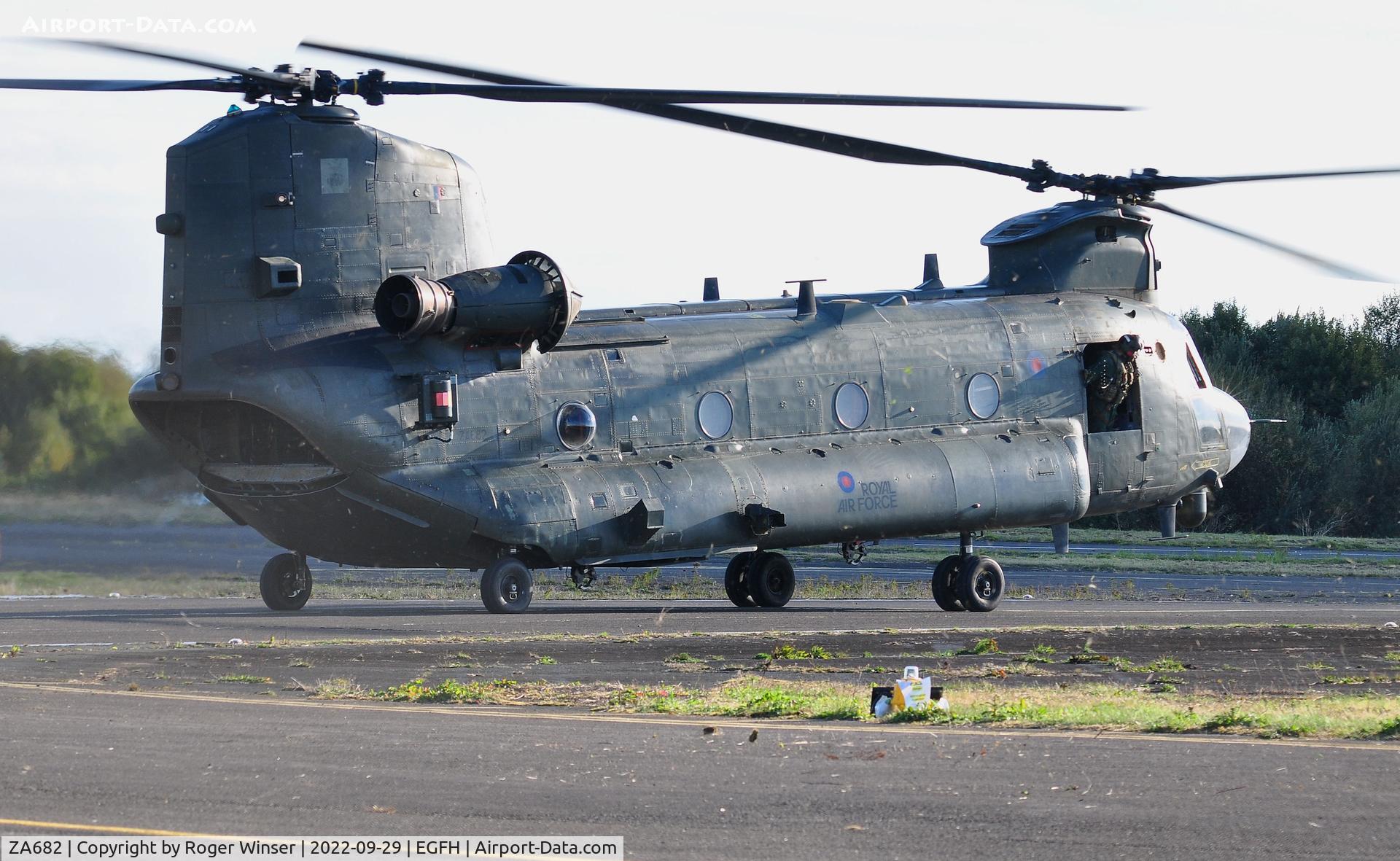 ZA682, Boeing Vertol Chinook HC.6A C/N MA013/M7008, RAF Chinook HC.6A about to depart.