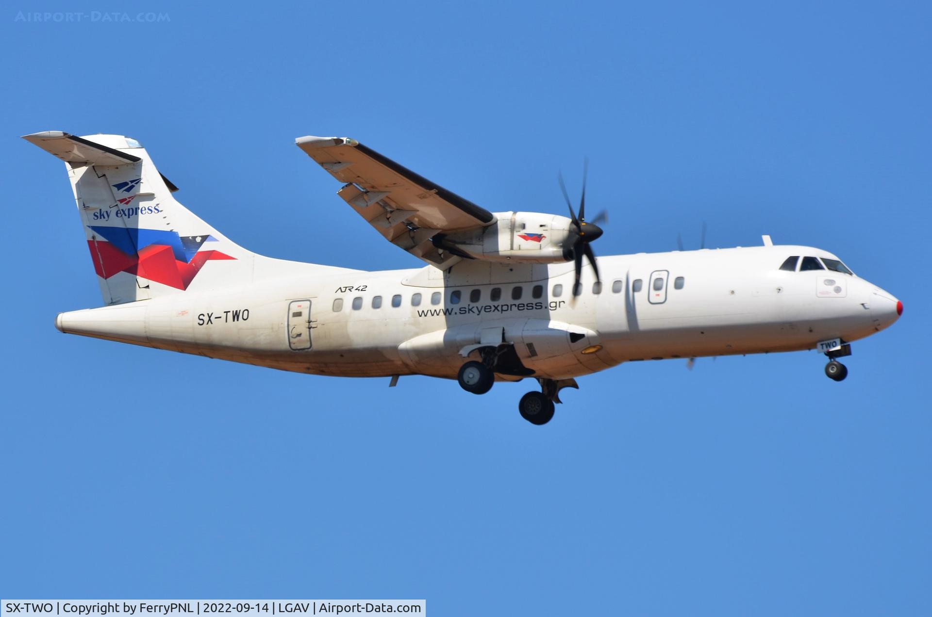 SX-TWO, 1996 ATR 42-500 C/N 516, ATR42 landing